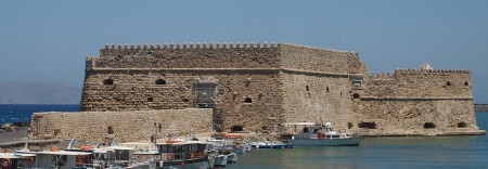 Το Ενετικό φρούριο στο λιμάνιFile:Fortress Heraklion.jpg Ανέβηκε από τον Danbu14 Δημιουργήθηκε: 22 Ιουλίου 2011